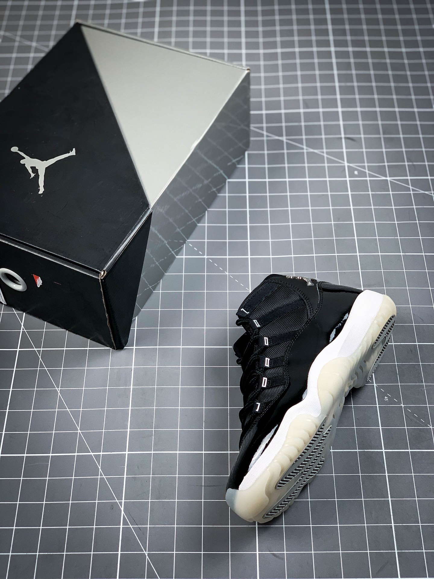 240  Air Jordan 11 ” Silver Eyelets ” AJ11乔11 大魔王2.0 男子文化篮球鞋 CT8012-011