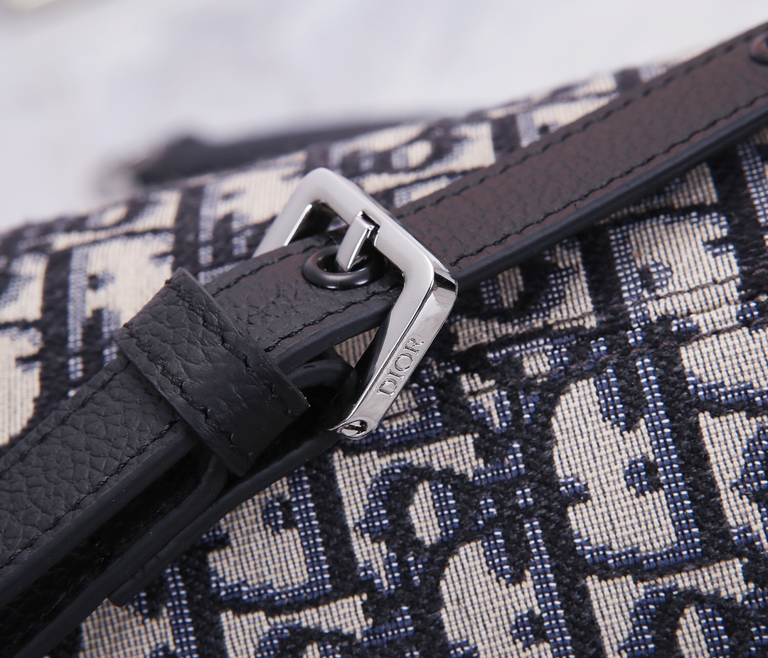 【Di.or 迷你 ROLLER 信使包】
编号：CD93312
这款信使包款式时尚精巧，可轻松携带日常