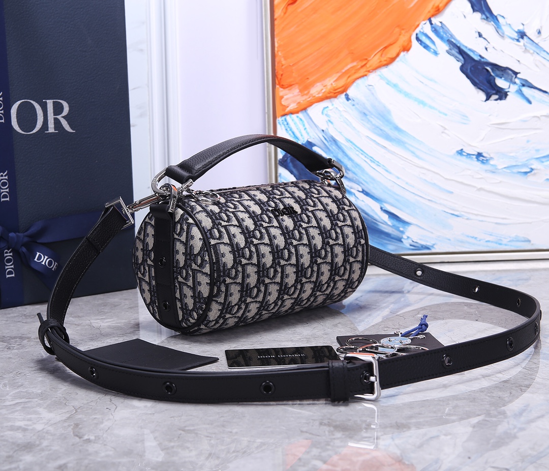 【Di.or 迷你 ROLLER 信使包】
编号：CD93312
这款信使包款式时尚精巧，可轻松携带日常