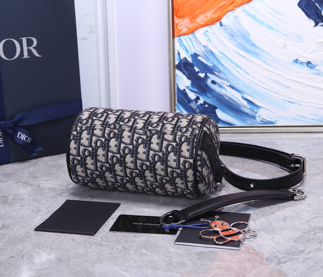 【Di.or 迷你 ROLLER 信使包】
编号：CD93312
这款信使包款式时尚精巧，可轻松携带日常