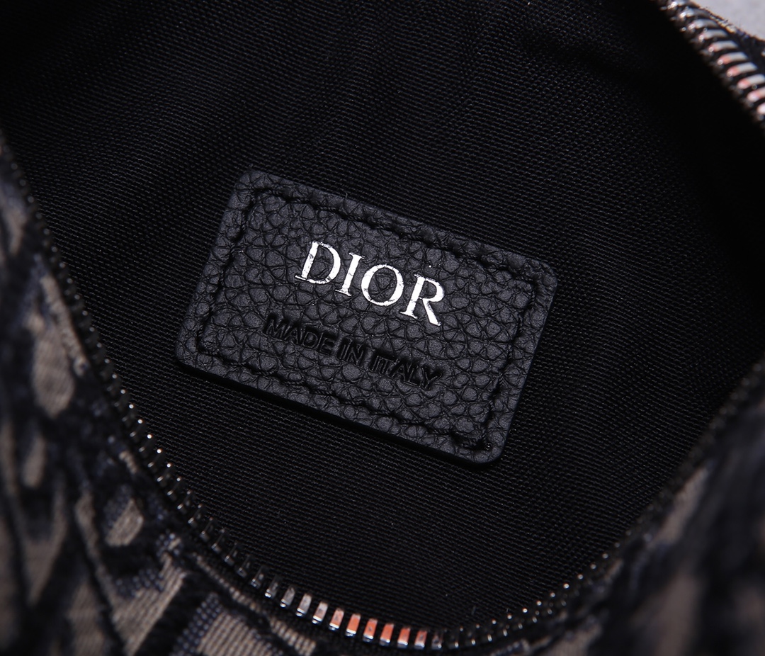 【Di.or 迷你 ROLLER 信使包】
编号：CD93312
这款信使包款式时尚精巧，可轻松携带日常