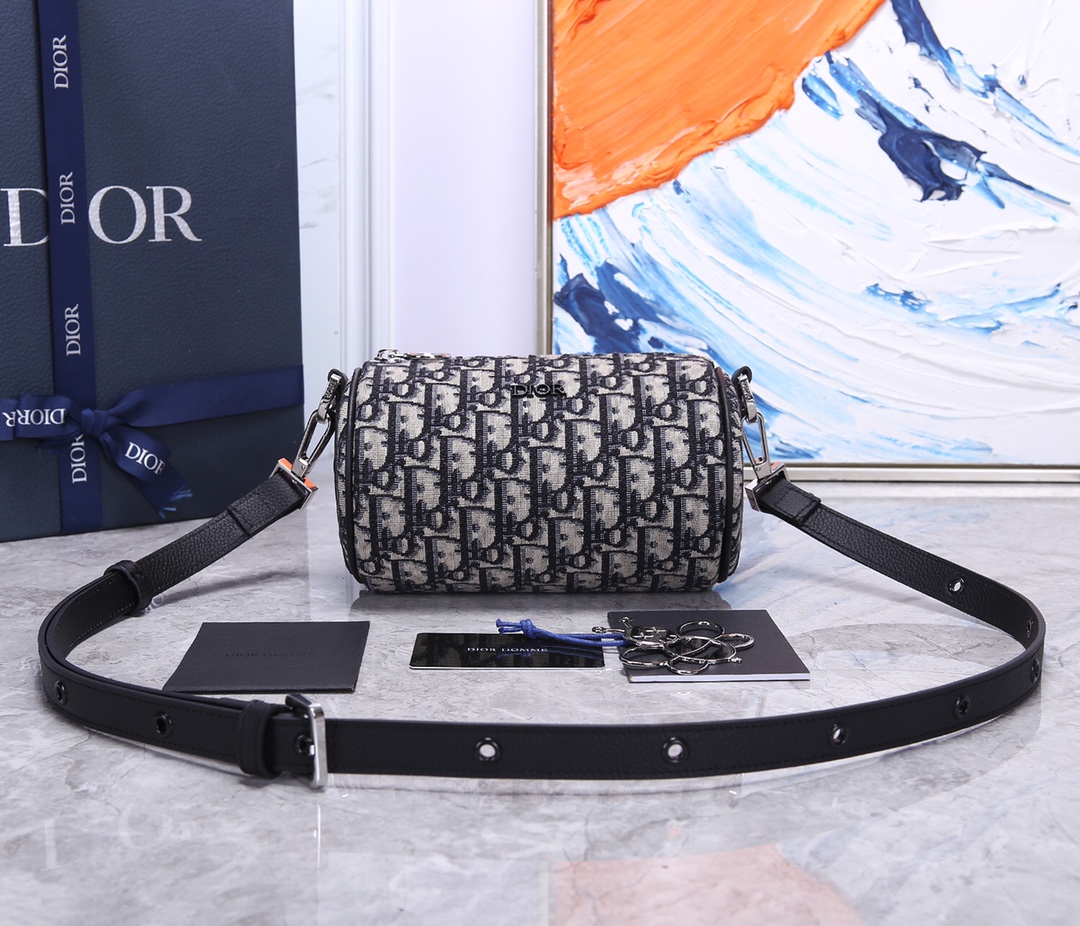 【Di.or 迷你 ROLLER 信使包】
编号：CD93312
这款信使包款式时尚精巧，可轻松携带日常