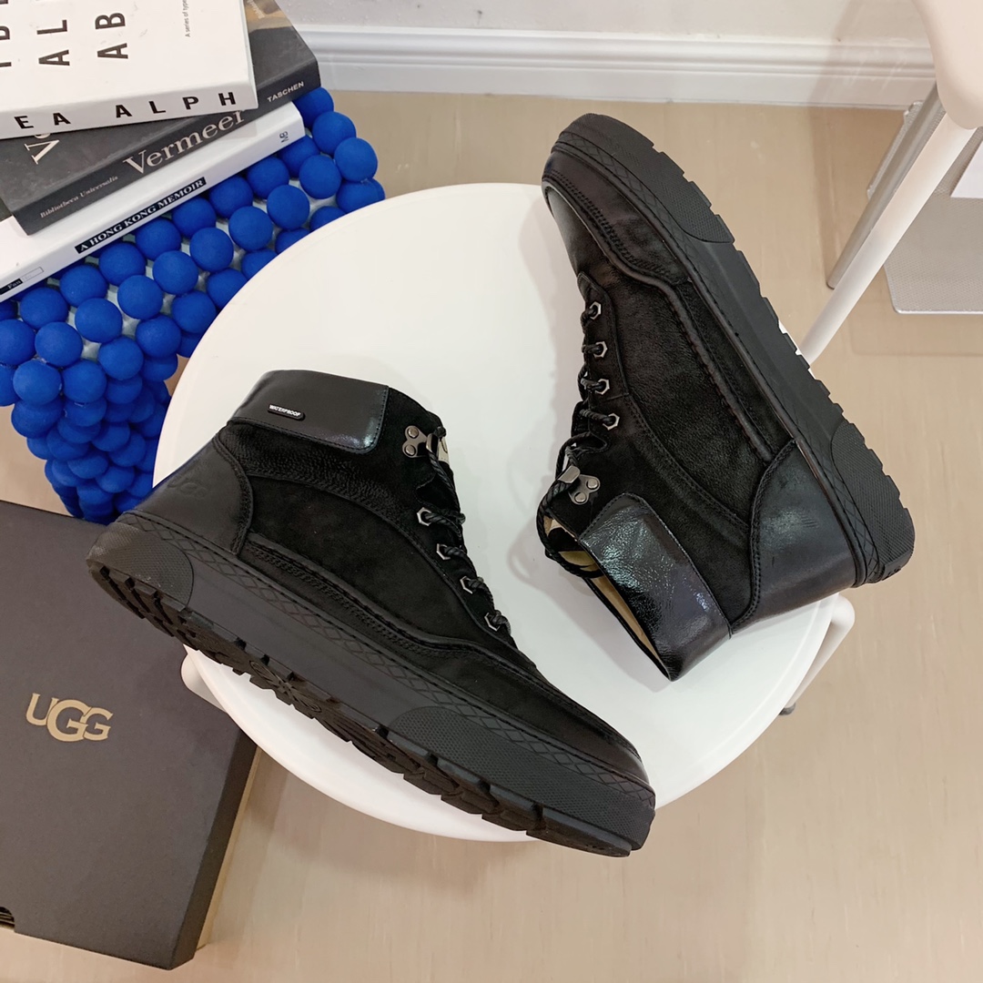 【UGG男鞋】 版型好到不多说，品质、做工、材料再度升级帅气来袭👏俊朗的外形👏精致的做工👏上等的皮料拒绝