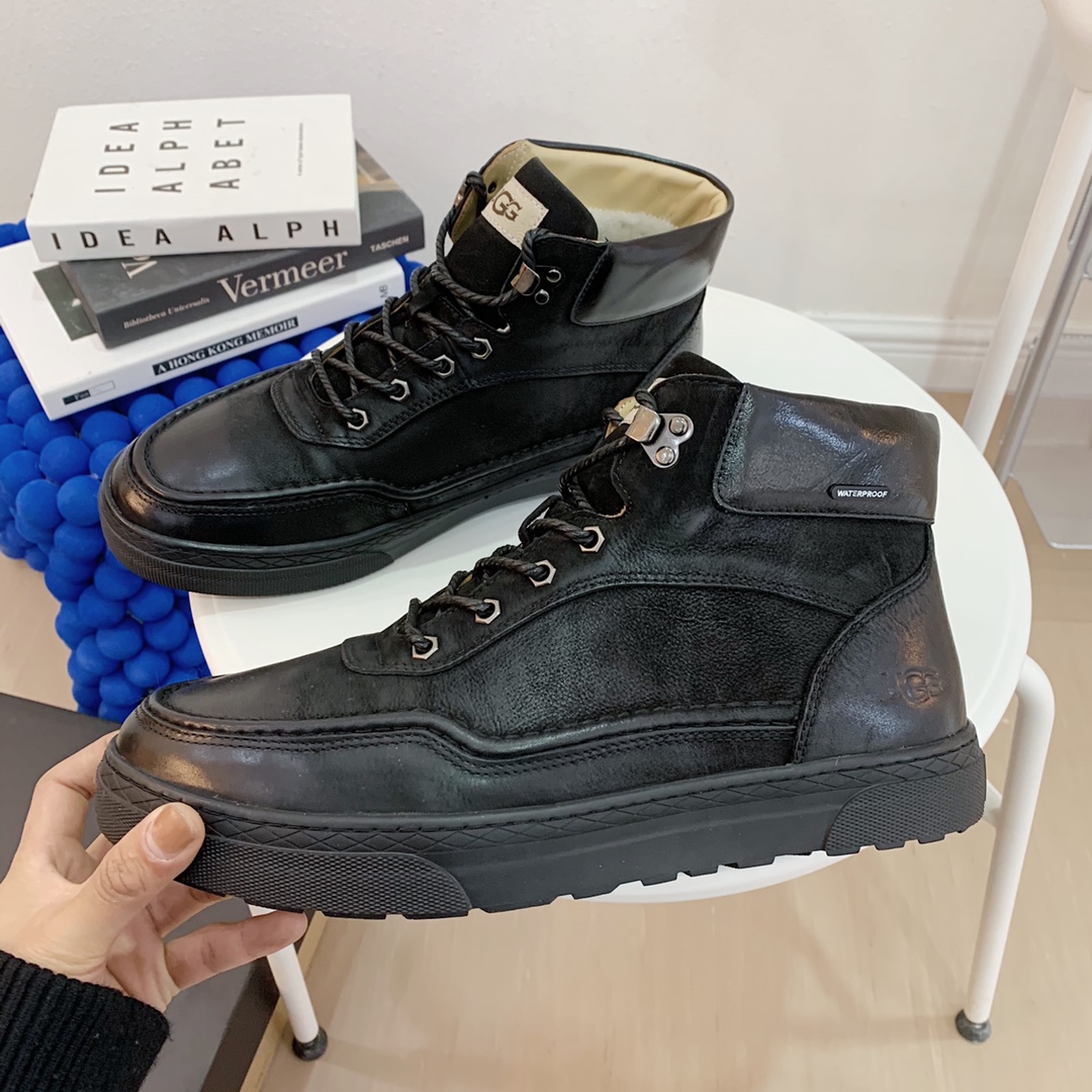 【UGG男鞋】 版型好到不多说，品质、做工、材料再度升级帅气来袭👏俊朗的外形👏精致的做工👏上等的皮料拒绝