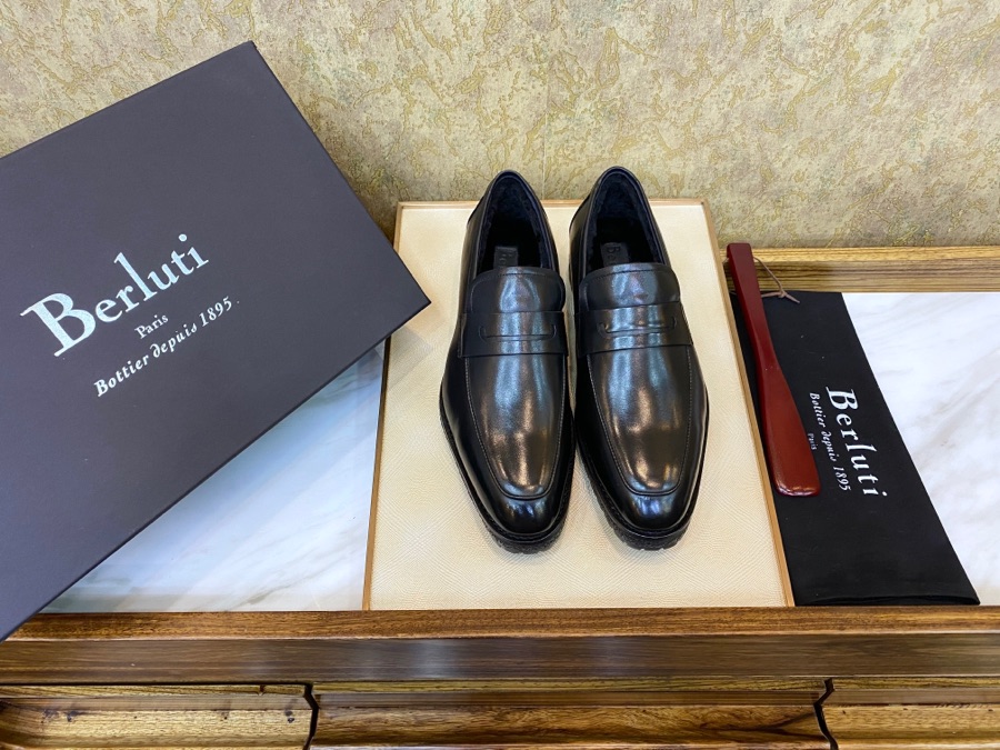 NO:557393,Berlut imported Australian wool, fur and fur [be careful to use imported Australian wool excessively, and avoid superfiber velvet filled with wool] finally shipped the most expensive shoes in the world, with the slogan “When shoes have a  'soul' (when shoes have a soul). It was born in France in 1999 and has since begun the world journey of this legendary men's shoe family. As a century-old family name, there is only one designer and no more than 20 hand-made shoe technicians. Each customized pair of shoes takes 250 hours to complete by hand - the production volume is very small, so the price is expensive, which also ensures that each pair is a work of art. The imported cowhide is hand-rubbed, the lining is cowhide, and the imported genuine leather outsole is purely handmade to create perfect details.  38/45,,cowhide,Leather soles19860909Berlut 进口澳洲羊毛 皮毛一体【注意奢用澳洲进口羊毛,杜绝超纤绒充羊毛】终于出货世界上最贵的鞋,宣传口号是 “When shoes have a soul”(当鞋有了灵魂).年诞生于法国,自此开始了这个传奇男鞋世家的世界之旅.作为一个百年的家族名品,只有一位设计师,不超过20位的手工制鞋技师,每定制一双鞋要手工花费250个小时才能完成——出产量极少,所以价格昂贵,这也保证了每一双都是艺术品 ,进口牛皮穿手工擦色,内里牛皮,进口真皮大底,纯手工打造完美细节 38/45,,cowhide,Leather soles,Men's shoes