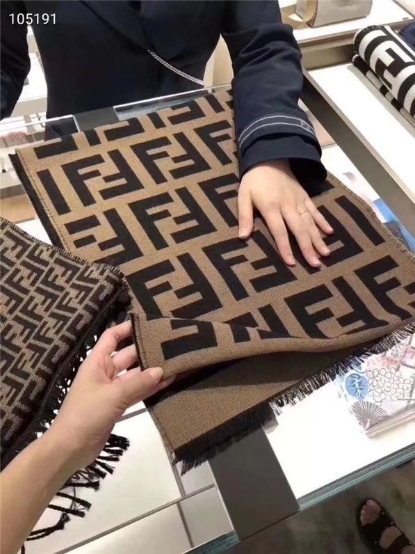 免代购极品Fendi今年最火的围巾全