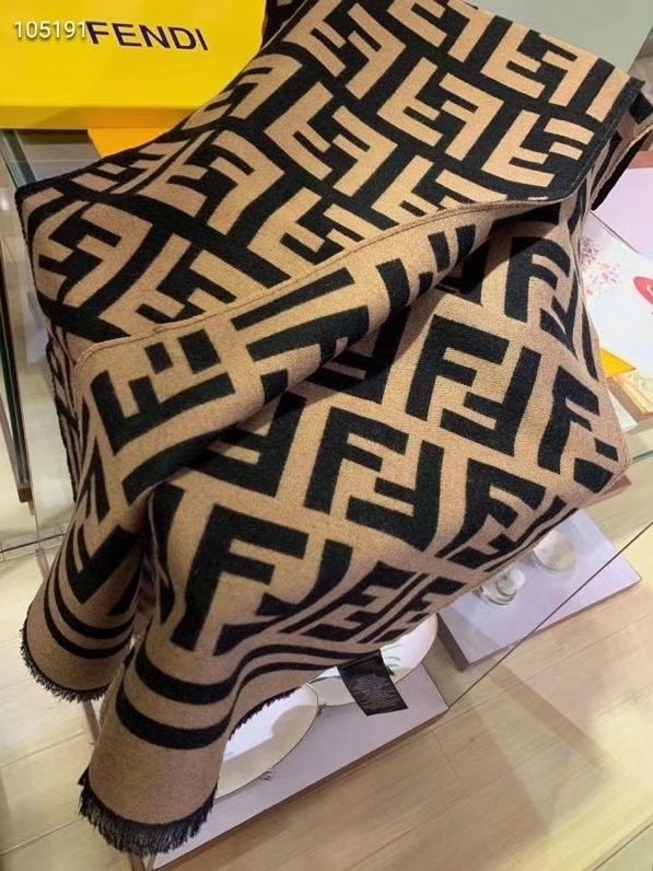 免代购极品Fendi今年最火的围巾全
