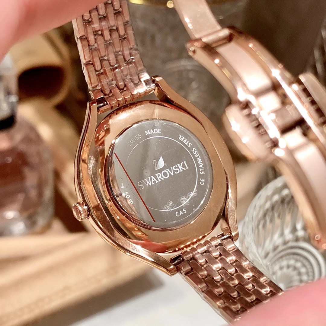 Unknown 施华洛世奇 优雅之作 PVD表壳镶有逾1300颗施华洛水晶 彰显迷人风采 加上12点位置的天鹅标志