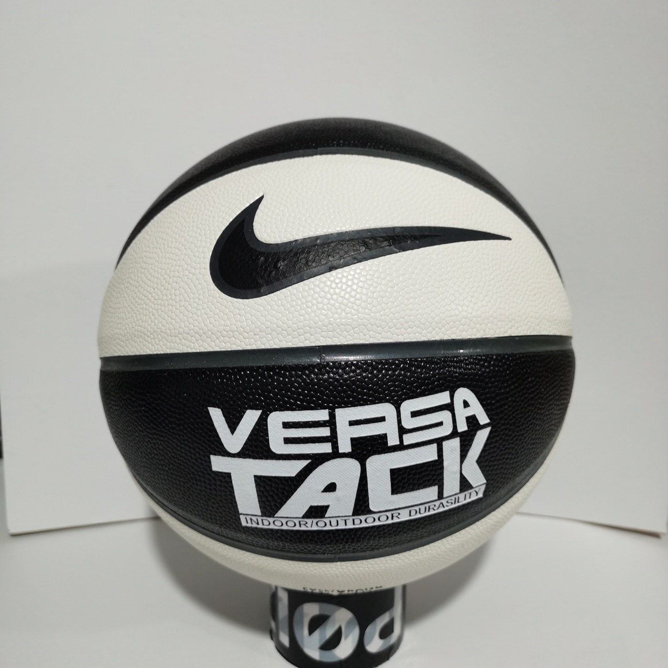 本地自取75
正品Nike/耐克篮球 经典系列花色球 
配色:黑白色  【耐磨pu软皮】
型号:7号标准球
场地:室内外木地板，水泥地板
🏀🏀🏀🏀🏀🏀
另售:
——————————————
配件:球袋/网兜/2球针/气筒。加10元。
——————————————
斯伯丁单肩球包另加:25元
🏀🏀🏀🏀🏀🏀🏀🏀

🔥🔥注意事项🔥🔥: 
充气前请充分湿润球针，用肥皂水为佳，防止气门受损，造成气门漏气。