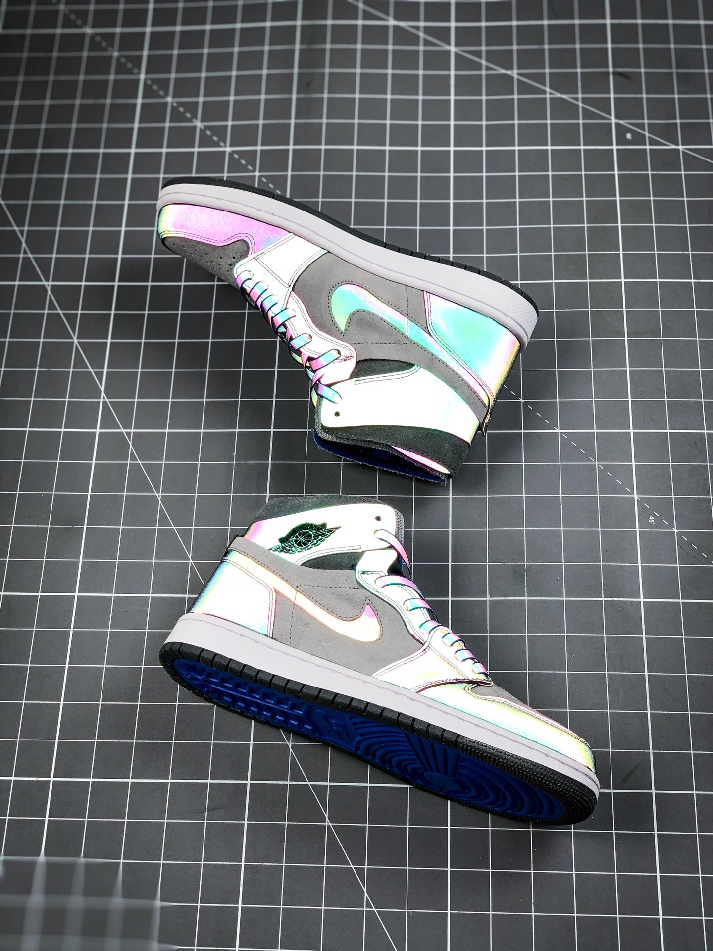 300 乔丹/Air JordanAJ1 aj1 乔丹1代 乔1 乔丹1代中帮系列 LPL x Air Jordan 1 Zoom Comfort“Iridescent”  DD1453-001