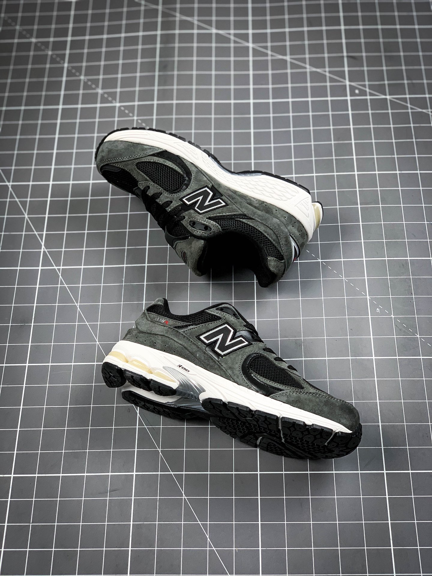 220 新百伦 NEW NB2002 复古运动鞋  WL2002RA ML2002RB