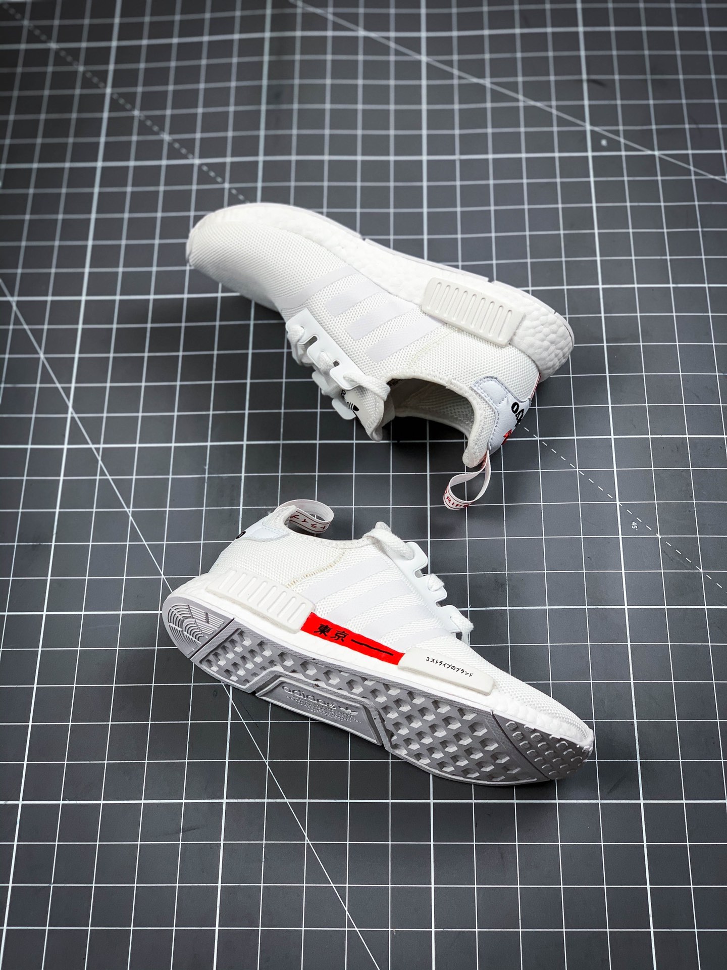 160 公司级巴斯夫 阿迪达斯 Adidas NMD R-1 街头风经典百搭跑步鞋  F99711