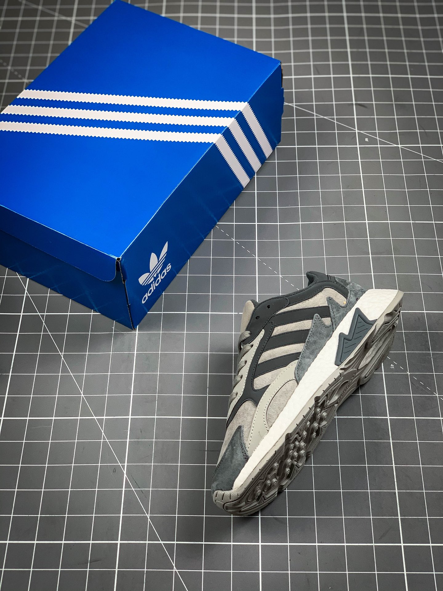 200 Adidas 阿迪达斯 Trescrun Boost 火焰 真爆米花复古休闲运动跑步鞋 EG7444 2482