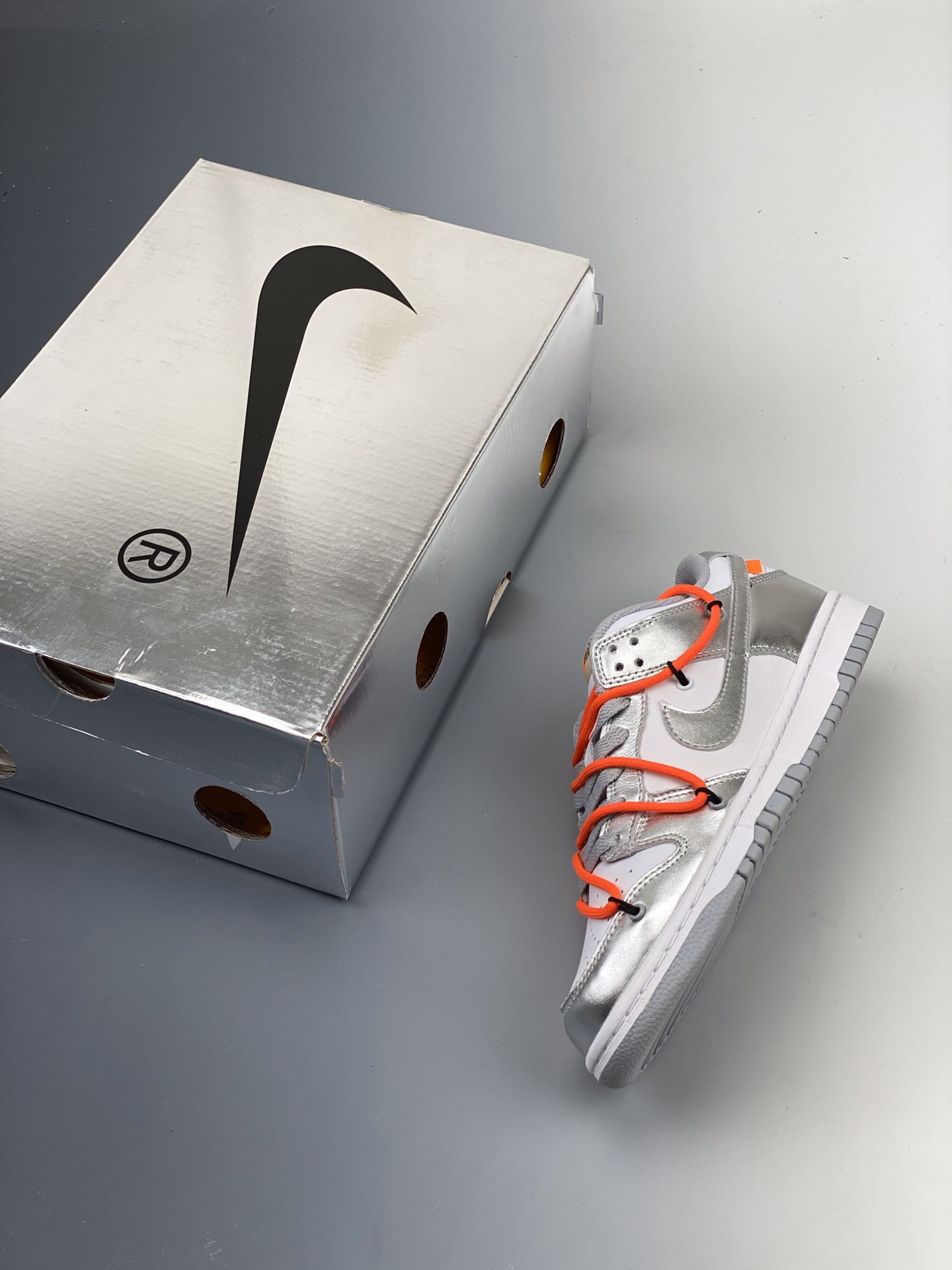 380    Nike SB Dunk OFF-WHITE 联名 白银CT0856-800