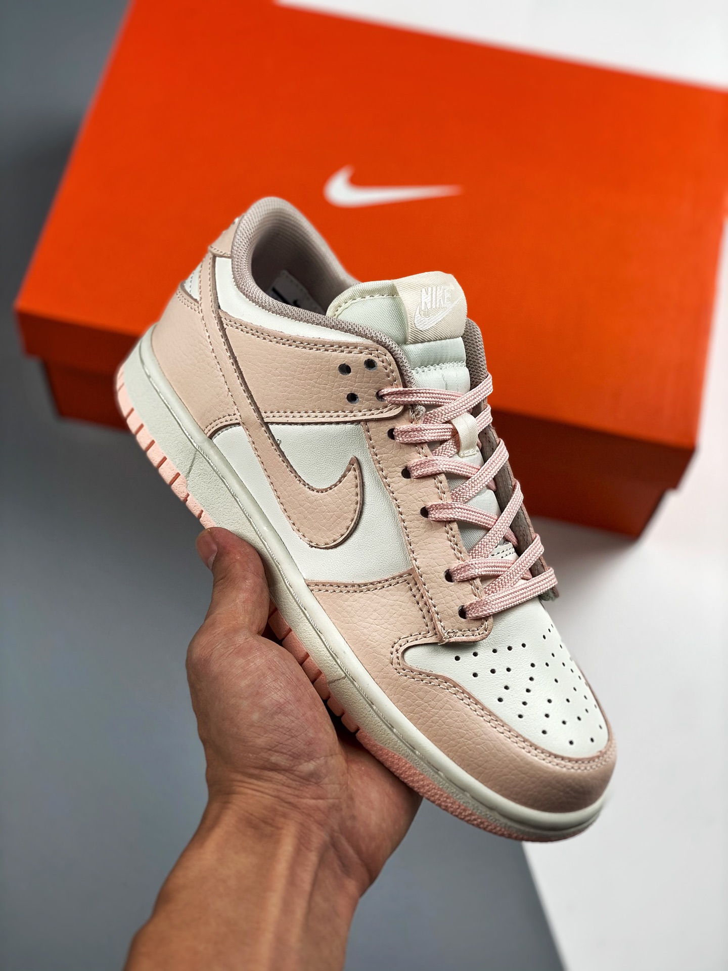 Nike Dunk Low blanco y rosa: cuenta con la amortiguación Zoom Air, suave y cómoda al tacto, que absorbe efica…