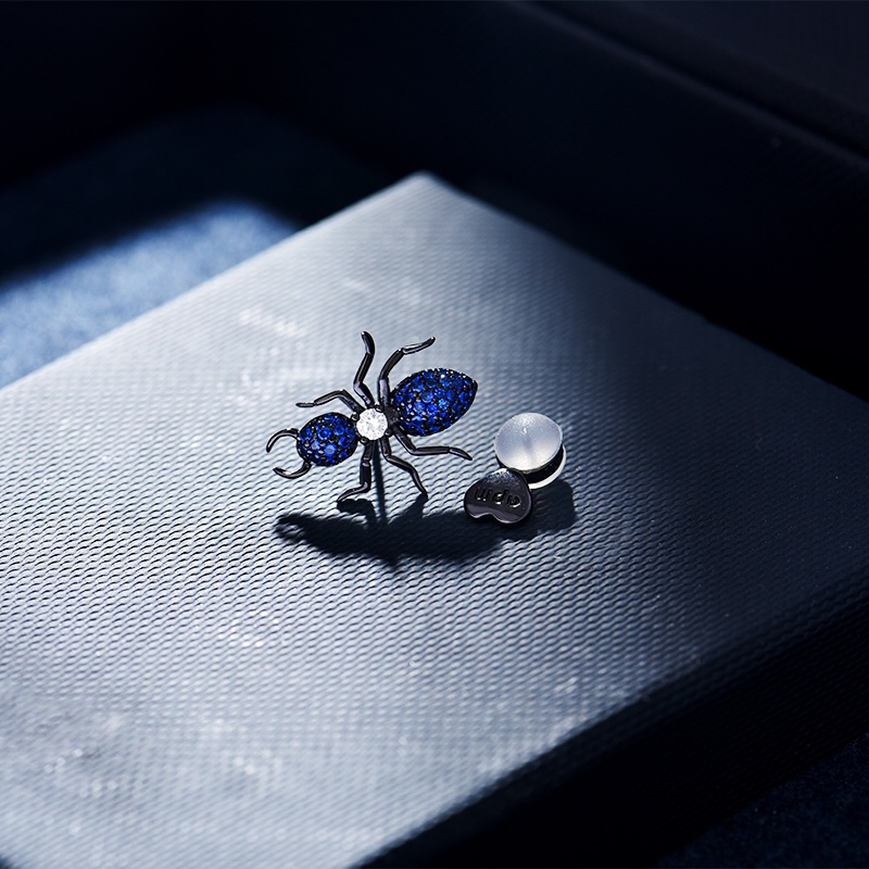 💰60 高品质❗Apm monaco单只白钻彩钻蚂蚁🐜耳钉！趣味个性的设计，适合各种日常叠戴，造型小巧精致，却能以艳丽的色彩瞬间抓住眼球！