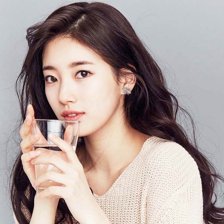 💰60 高品质❗Apm monaco单只白钻彩钻蚂蚁🐜耳钉！趣味个性的设计，适合各种日常叠戴，造型小巧精致，却能以艳丽的色彩瞬间抓住眼球！