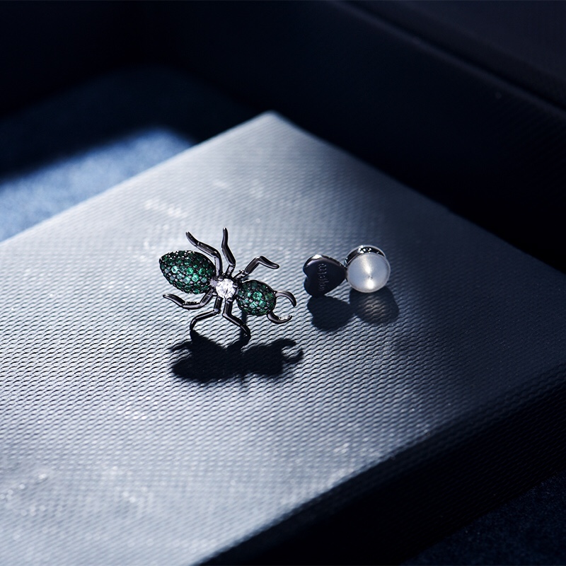 💰60 高品质❗Apm monaco单只白钻彩钻蚂蚁🐜耳钉！趣味个性的设计，适合各种日常叠戴，造型小巧精致，却能以艳丽的色彩瞬间抓住眼球！