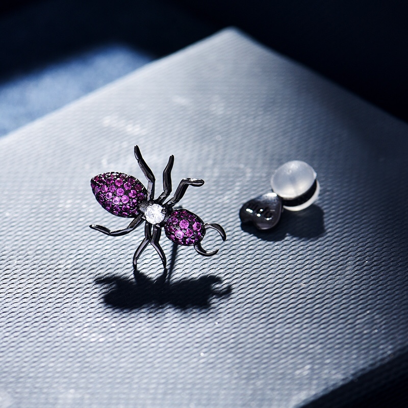 💰60 高品质❗Apm monaco单只白钻彩钻蚂蚁🐜耳钉！趣味个性的设计，适合各种日常叠戴，造型小巧精致，却能以艳丽的色彩瞬间抓住眼球！