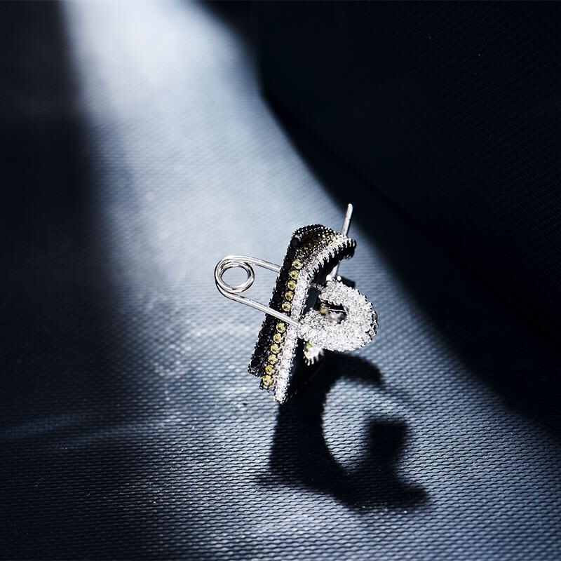 💰90 高品质❗Apm monaco 10月新款几何三色钻别针耳钉！这期的系列真的太飒了！收敛的颜色搭配，偏冷淡风又酷酷的感觉，为这个秋冬季节增添一点小心机～