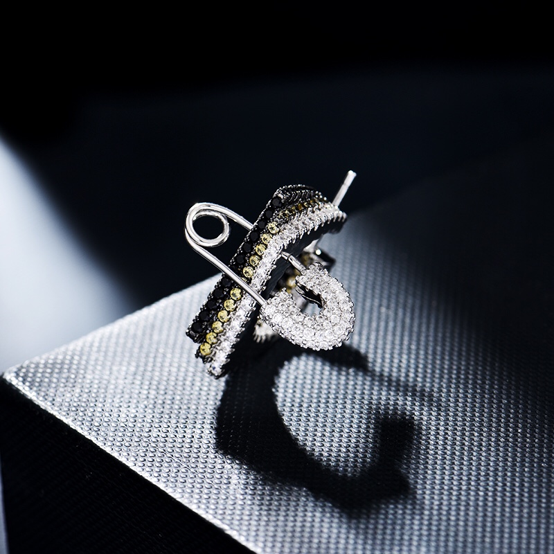 💰90 高品质❗Apm monaco 10月新款几何三色钻别针耳钉！这期的系列真的太飒了！收敛的颜色搭配，偏冷淡风又酷酷的感觉，为这个秋冬季节增添一点小心机～