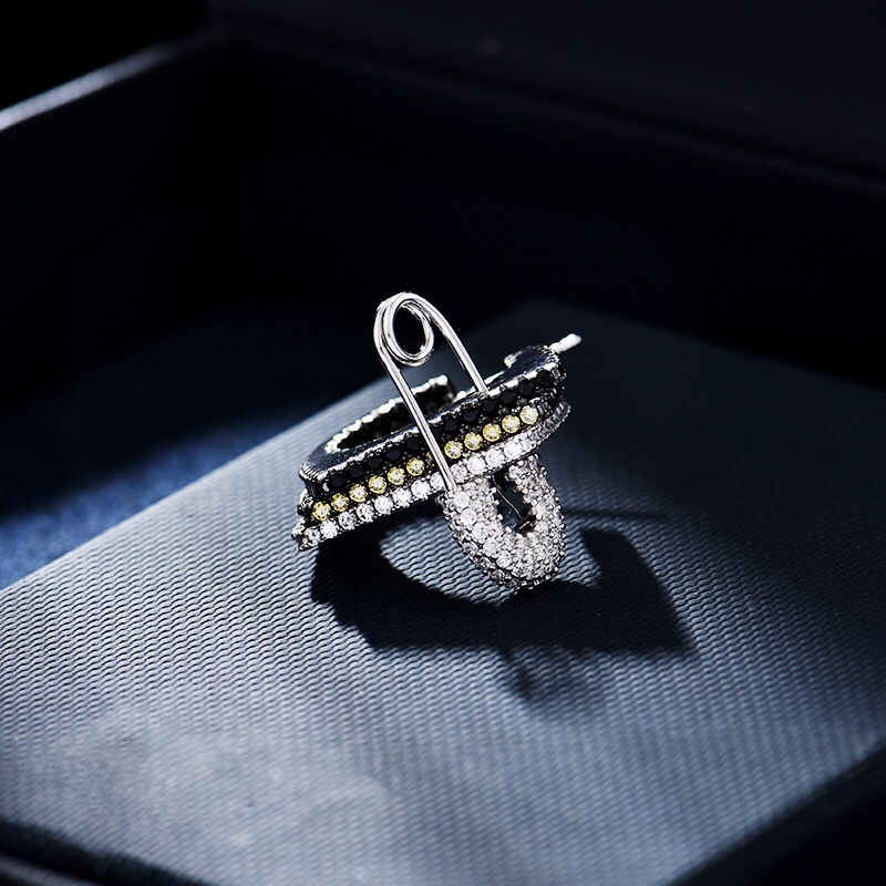 💰90 高品质❗Apm monaco 10月新款几何三色钻别针耳钉！这期的系列真的太飒了！收敛的颜色搭配，偏冷淡风又酷酷的感觉，为这个秋冬季节增添一点小心机～