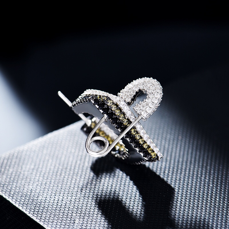 💰90 高品质❗Apm monaco 10月新款几何三色钻别针耳钉！这期的系列真的太飒了！收敛的颜色搭配，偏冷淡风又酷酷的感觉，为这个秋冬季节增添一点小心机～