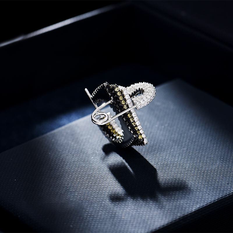 💰90 高品质❗Apm monaco 10月新款几何三色钻别针耳钉！这期的系列真的太飒了！收敛的颜色搭配，偏冷淡风又酷酷的感觉，为这个秋冬季节增添一点小心机～