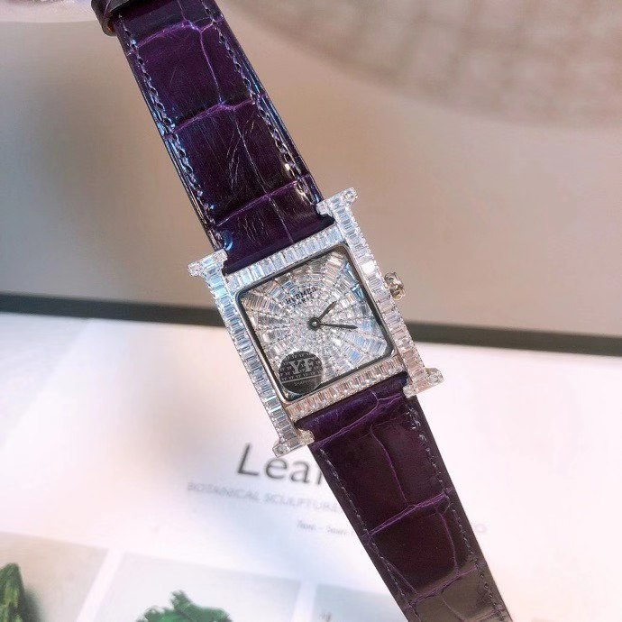 Hermès 爱马仕H-our方钻珠宝腕表 壳套、字面、严格精选最纯净的钻石 一颗颗切割后 再以无形镶嵌技巧