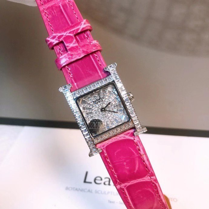 Hermès 爱马仕H-our方钻珠宝腕表 壳套、字面、严格精选最纯净的钻石 一颗颗切割后 再以无形镶嵌技巧