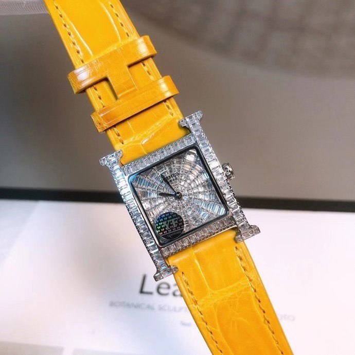 Hermès 爱马仕H-our方钻珠宝腕表 壳套、字面、严格精选最纯净的钻石 一颗颗切割后 再以无形镶嵌技巧