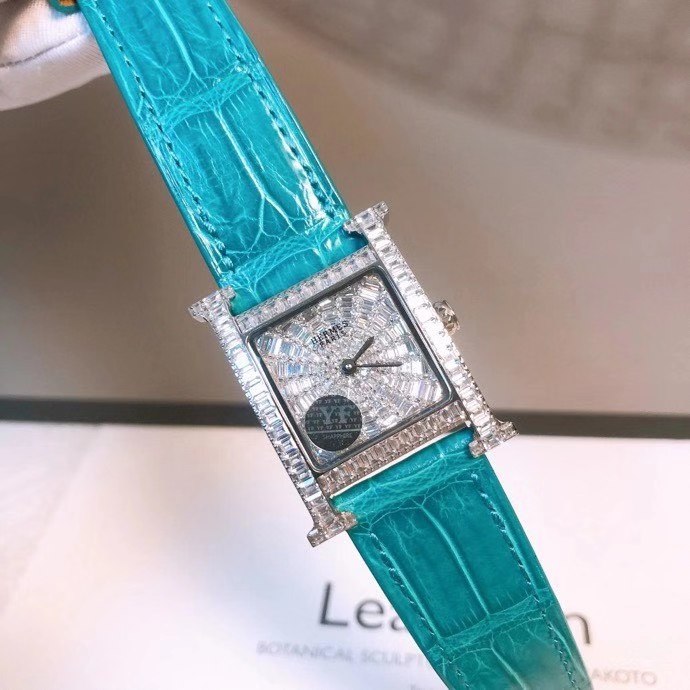 Hermès 爱马仕H-our方钻珠宝腕表 壳套、字面、严格精选最纯净的钻石 一颗颗切割后 再以无形镶嵌技巧