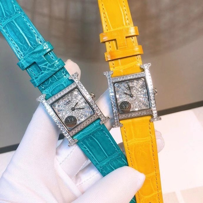 Hermès 爱马仕H-our方钻珠宝腕表 壳套、字面、严格精选最纯净的钻石 一颗颗切割后 再以无形镶嵌技巧