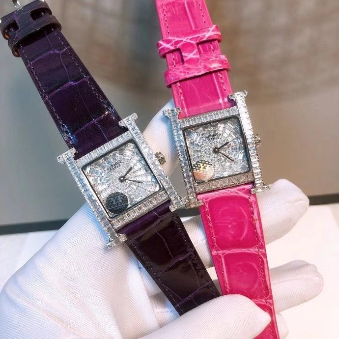 Hermès 爱马仕H-our方钻珠宝腕表 壳套、字面、严格精选最纯净的钻石 一颗颗切割后 再以无形镶嵌技巧