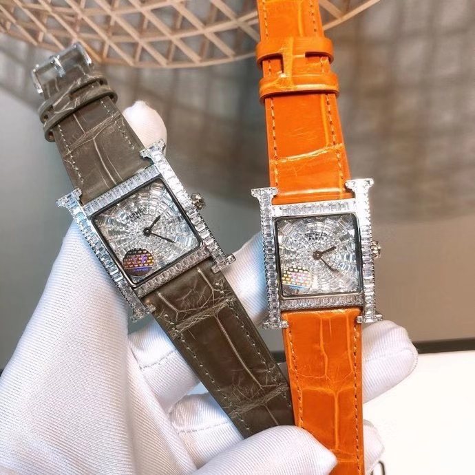 Hermès 爱马仕H-our方钻珠宝腕表 壳套、字面、严格精选最纯净的钻石 一颗颗切割后 再以无形镶嵌技巧
