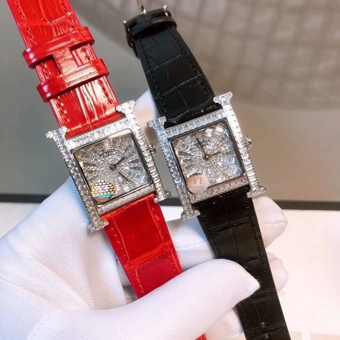 Hermès 爱马仕H-our方钻珠宝腕表 壳套、字面、严格精选最纯净的钻石 一颗颗切割后 再以无形镶嵌技巧