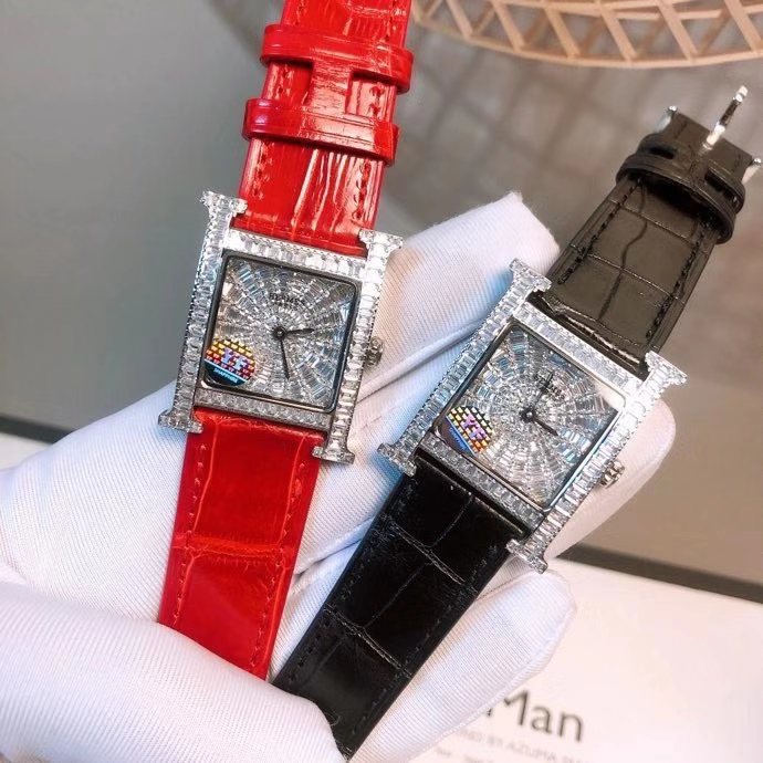 Hermès 爱马仕H-our方钻珠宝腕表 壳套、字面、严格精选最纯净的钻石 一颗颗切割后 再以无形镶嵌技巧
