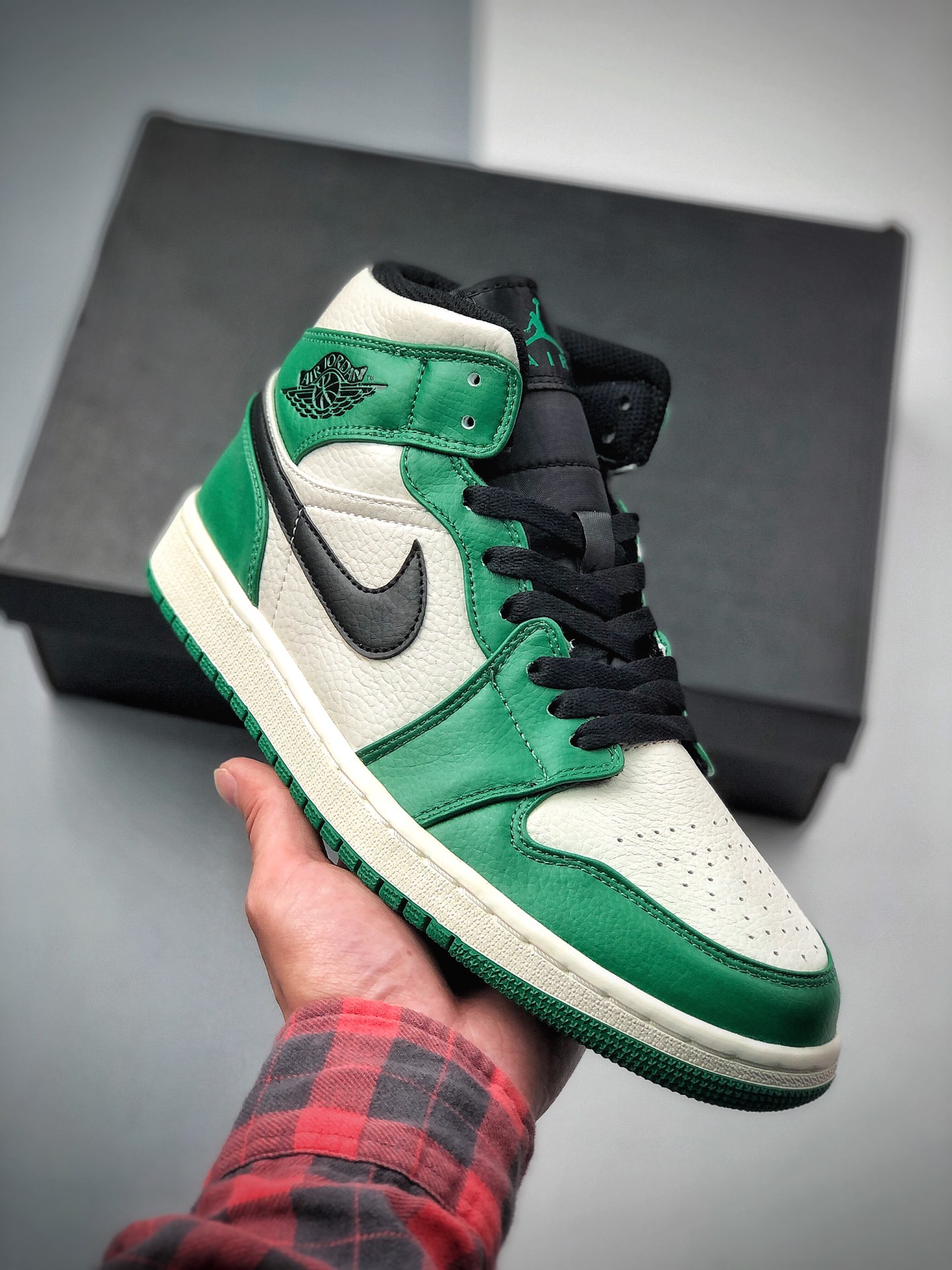 Air Jordan 1 Mid blanco y verde, Celtics, dedo blanco y verde, el modelo interpreta la combinación clásica de verde, bl…