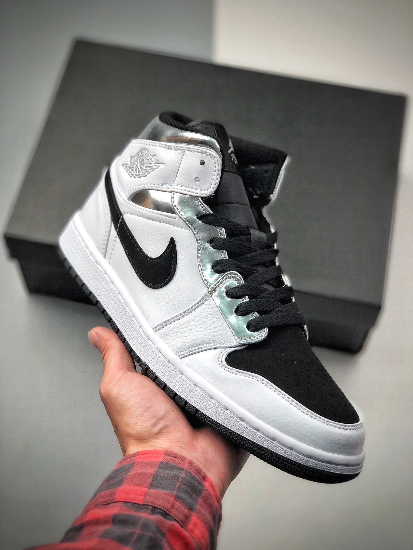 Air Jordan 1 Mid AJ1中帮复古篮球鞋全头层皮料 诠释市面最高工艺 用料扎实 精雕细琢 鞋型极致 细节如图 飞翼3D打印改良 深度立体 四线中底拉帮皮料选材 钢印 背胶一应俱全 全新批次 原装原模大底 手感细腻 正确折边工…