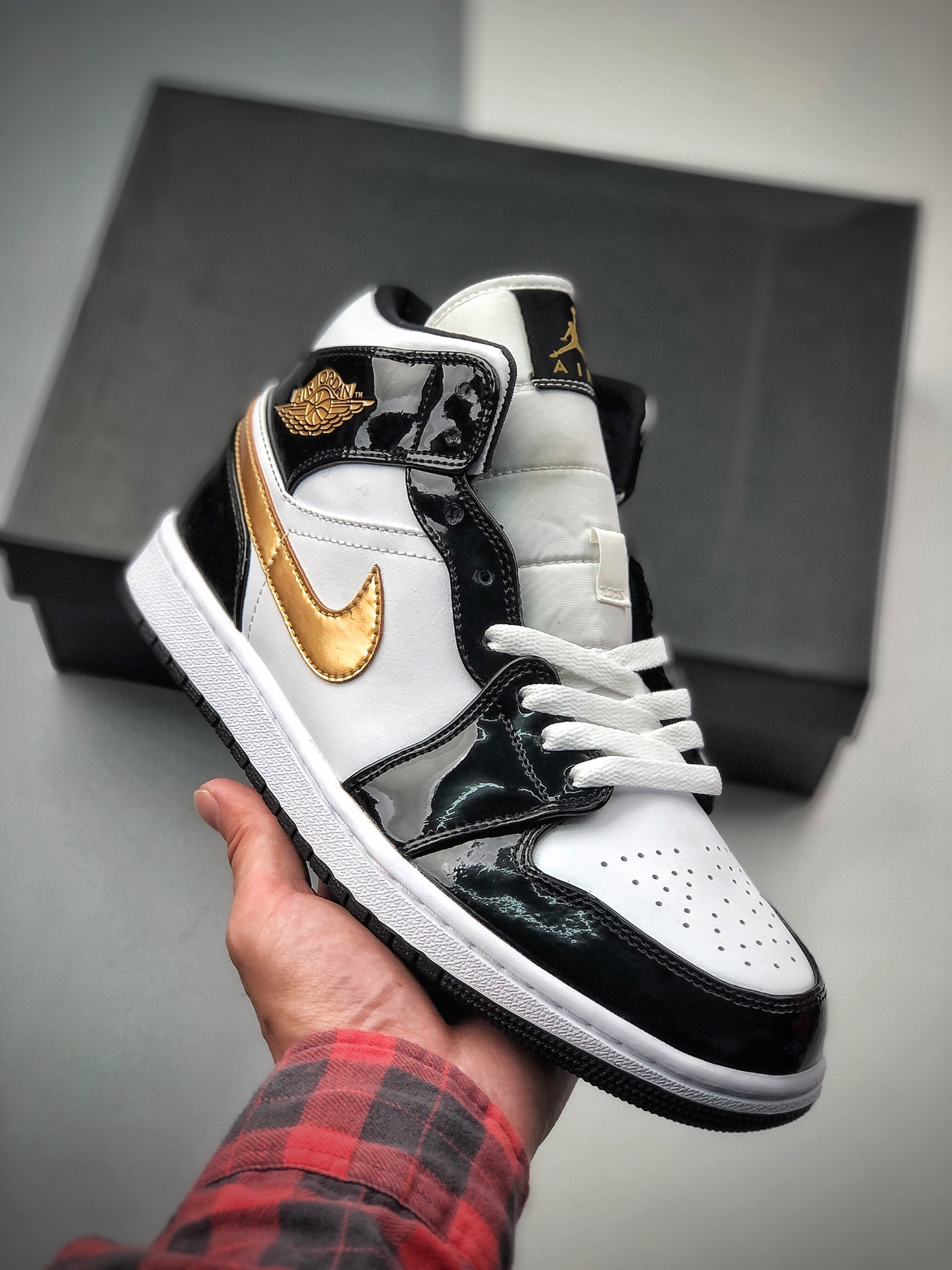 Air Jordan 1 Mid 漆皮 小黑金 当前市场最优版本 陆续上架 全鞋采用原装头层皮，用料扎实 精雕细琢 鞋型极致还原 飞翼3D打印改良 深度立体 四线中底拉帮皮料选材 钢印 背胶一应俱全 全新批次 原装原模大底全鞋原厂定制皮料…