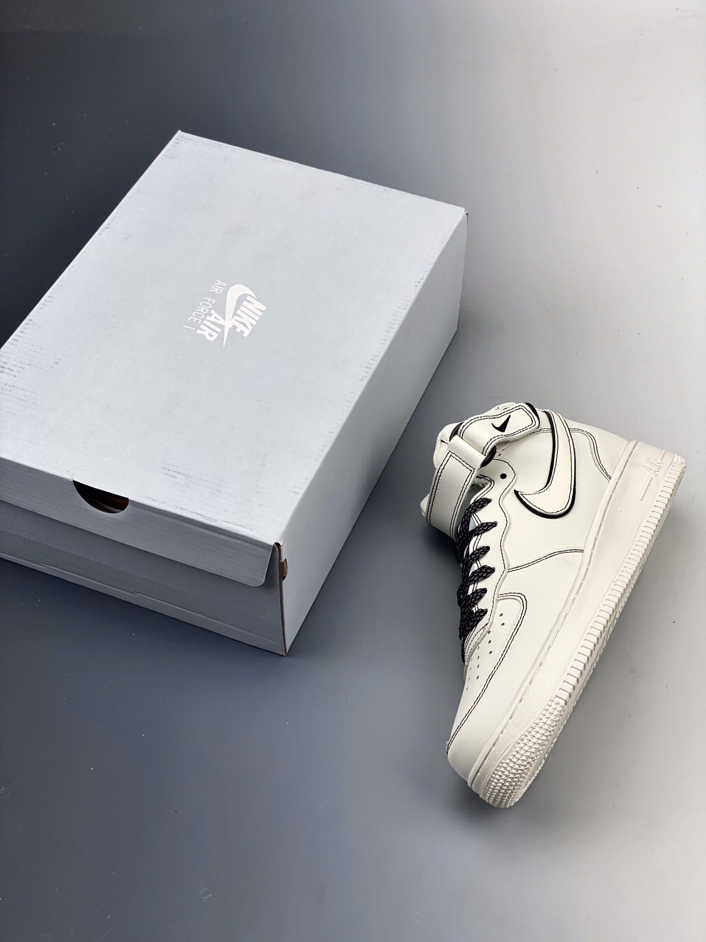 160   Nike Air Force 1 空军一号中帮运动休闲板鞋 31512-807