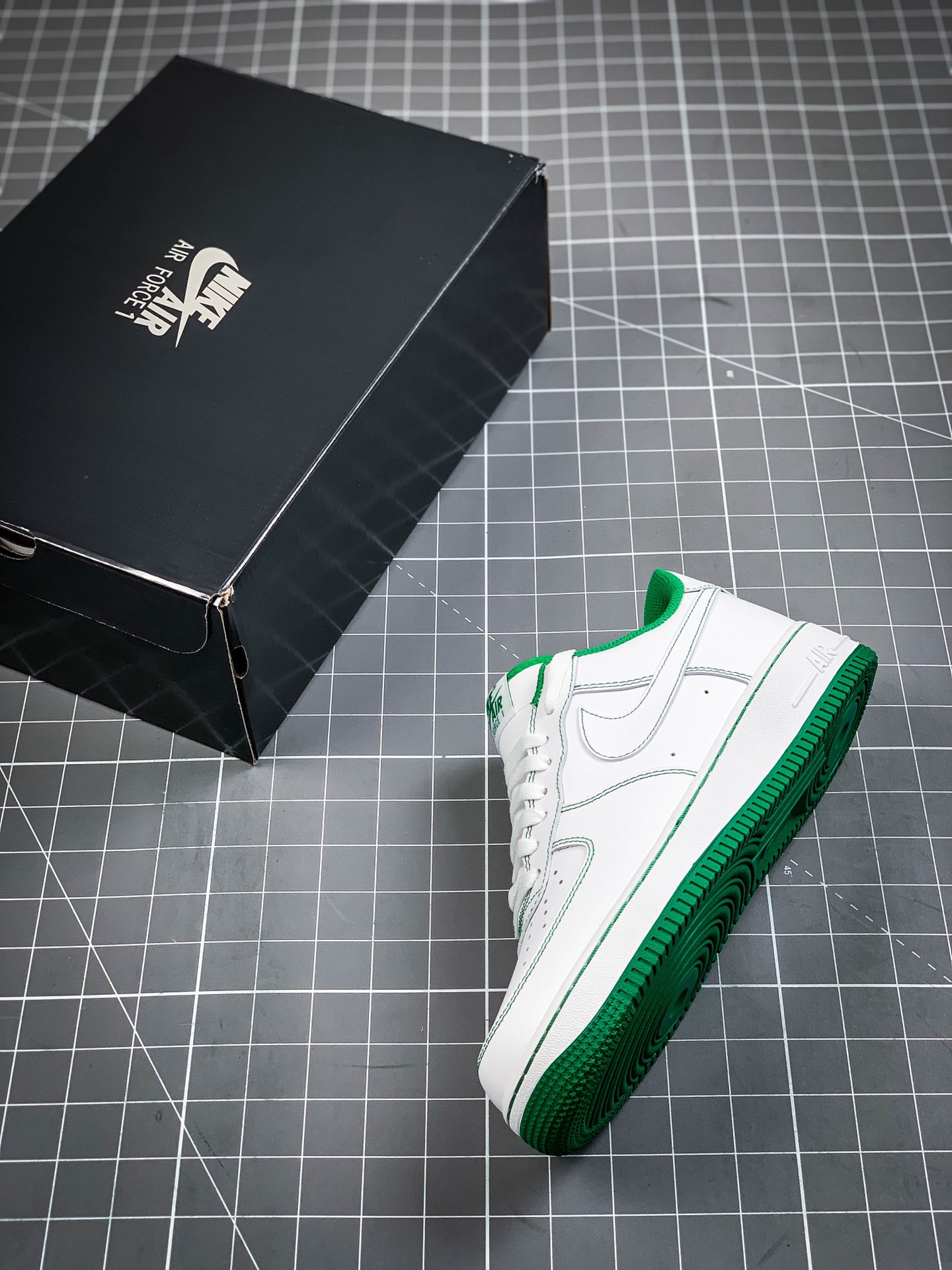 200  Nike Air Force 1'07 LV8 空军一号低帮运动休闲板鞋 CV1724-103