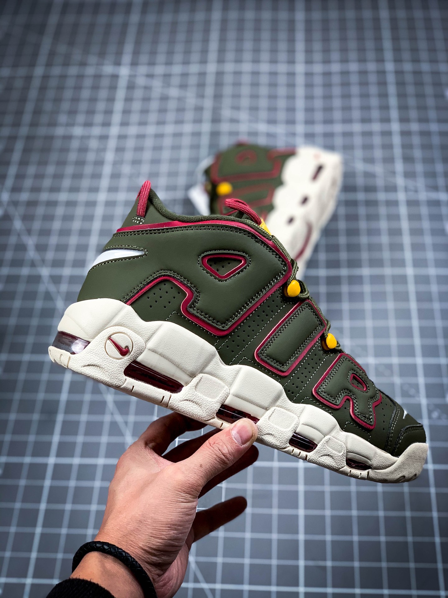240 NIKE Wmns Air More Uptempo 皮蓬经典高街百搭篮球鞋系列DH0622-300