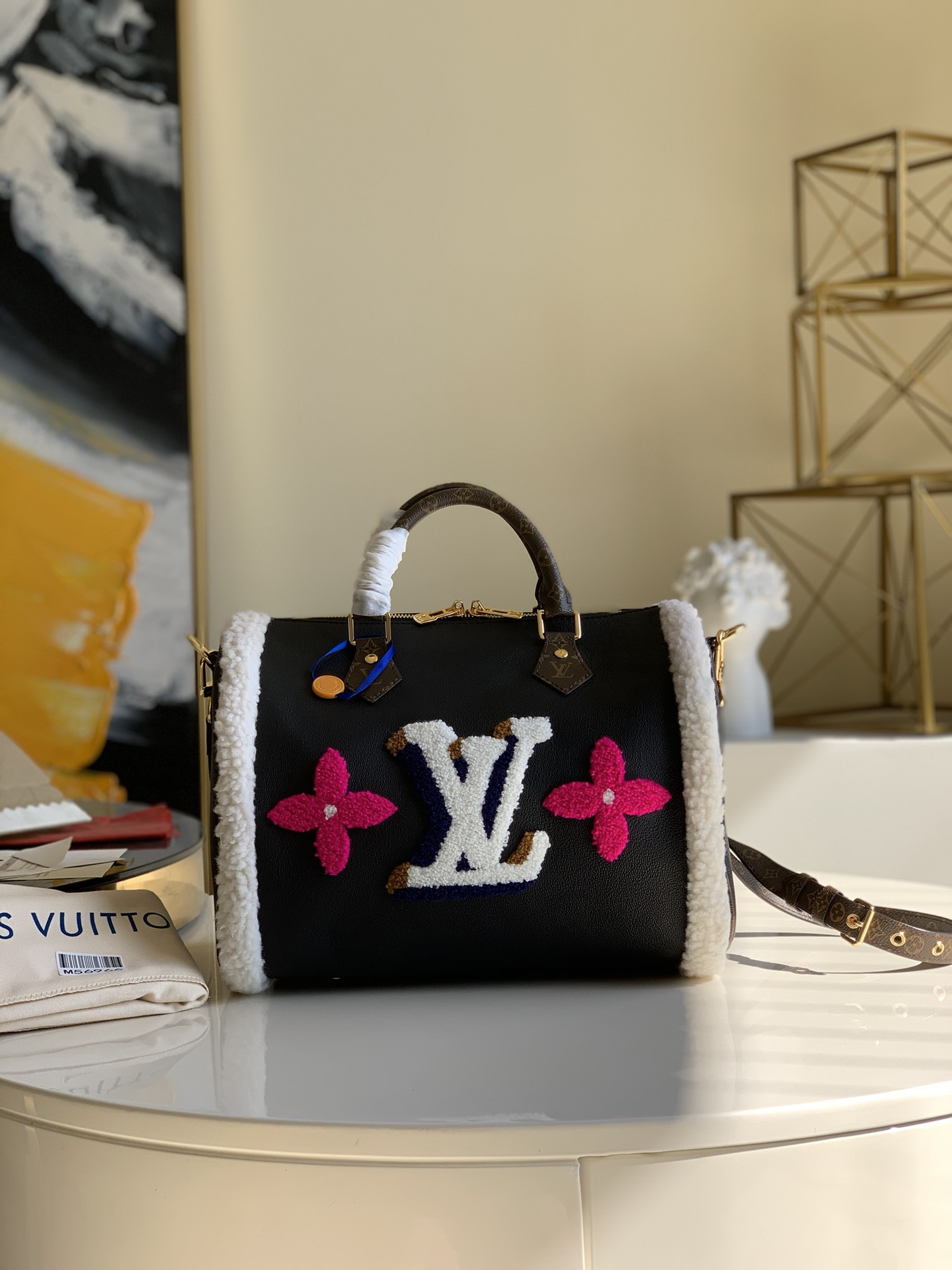 NO:396661,【Exclusive real photo M56966】This Speedy 30 Bandoulière handbag uses wool embellished on the grained leather surface to depict Monogram pattern, following the brand's signature lines and inscription padlocks. The removable and adjustable shoulder straps enable multiple carrying methods. Size 30 x 21 x 17 cm T.,LV [original leather],louis vuitton19860909【独家实拍M56966】本款 Speedy 30 Bandoulière 手袋采用羊毛嵌饰于粒面皮革表面描绘 Monogram 图案,沿袭品牌软质旅行袋的标志性线条和铭纹挂锁.可拆卸并调节的肩带实现多种背携方式.尺寸30 x 21 x 17 厘米 T.,LV【原厂皮】,louis vuitton,Bag