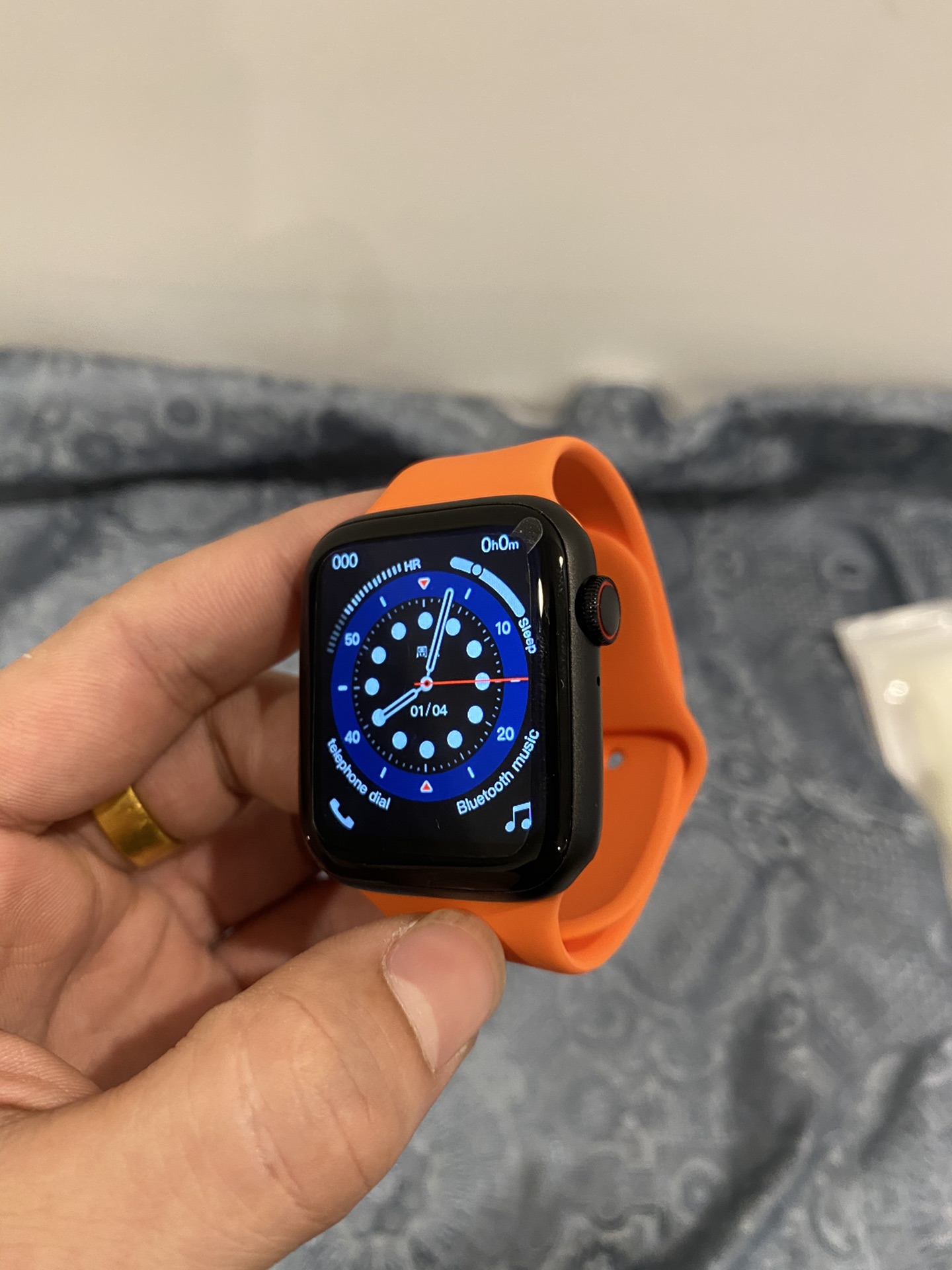 本地现货批💰120
苹果iWatch5+智能手表 升级全屏版
升级全面屏 屏占比达95% 接近原装!
外表跟原装同尺寸 表带通用 可自由更换!
支持支付宝付款 可测体温,心率,通话,音乐,拍照,计步等等24种类功能
系统支持多国语言 可供外贸出口!
配件清单# 表盘+硅胶表带+说明书+磁吸充电线
售后保修三个月 外观不磨损 屏幕保护膜不撕开可退换!
