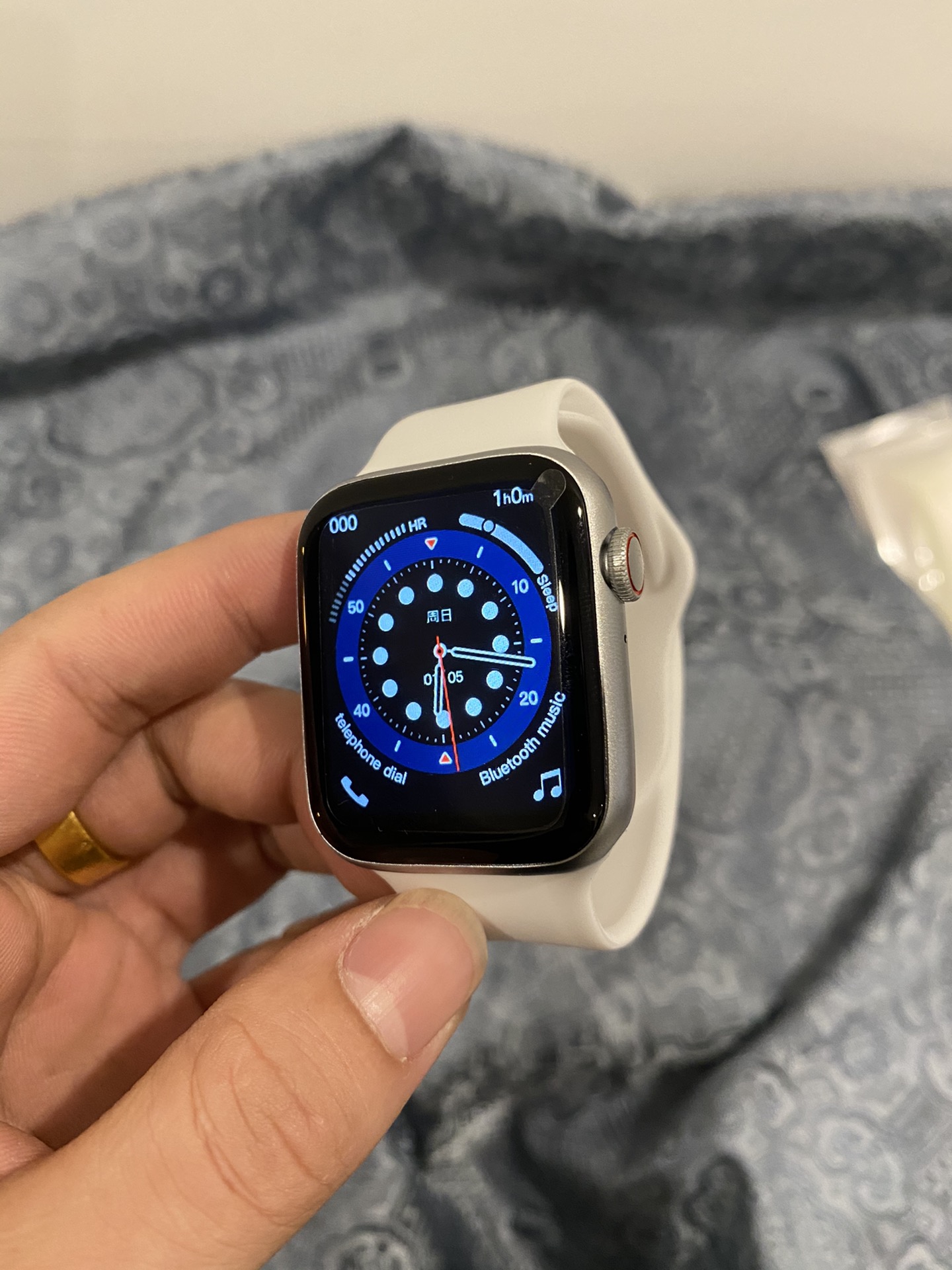 本地现货批💰120
苹果iWatch5+智能手表 升级全屏版
升级全面屏 屏占比达95% 接近原装!
外表跟原装同尺寸 表带通用 可自由更换!
支持支付宝付款 可测体温,心率,通话,音乐,拍照,计步等等24种类功能
系统支持多国语言 可供外贸出口!
配件清单# 表盘+硅胶表带+说明书+磁吸充电线
售后保修三个月 外观不磨损 屏幕保护膜不撕开可退换!