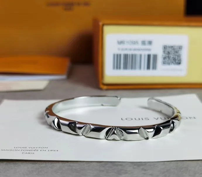 NO:102057,The new LV, Louis Vuitton, Volt, jewelry series is more beautiful than the photos. Recently, the new LV volt jewelry series was designed by the designers of Tiffany, the same style as men and women. It is recommended that this micro-engraved bracelet is very finely made, and the chain micro-engraved is shining under the light, which feels not easy to wear, and is also very suitable for boys. Titanium steel is refined, on-site supply, Lv bracelet, louis vuitton, louis vuitton, bracelet, bracelet19860909新款LV,路易威登,Volt,珠宝系列实物比照片好看,最近LV新上的volt珠宝系列是由以前Tiffany的设计师操刀设计的,男女同款,推荐这个微刻的手镯做工很精细,连环的微刻在灯光下很闪耀,感觉不太容易磨损,也很适合男生..钛钢精制,现货供应,Lv手链,louis vuitton,louis vuitton,bracelet,bracelet,Jewelry