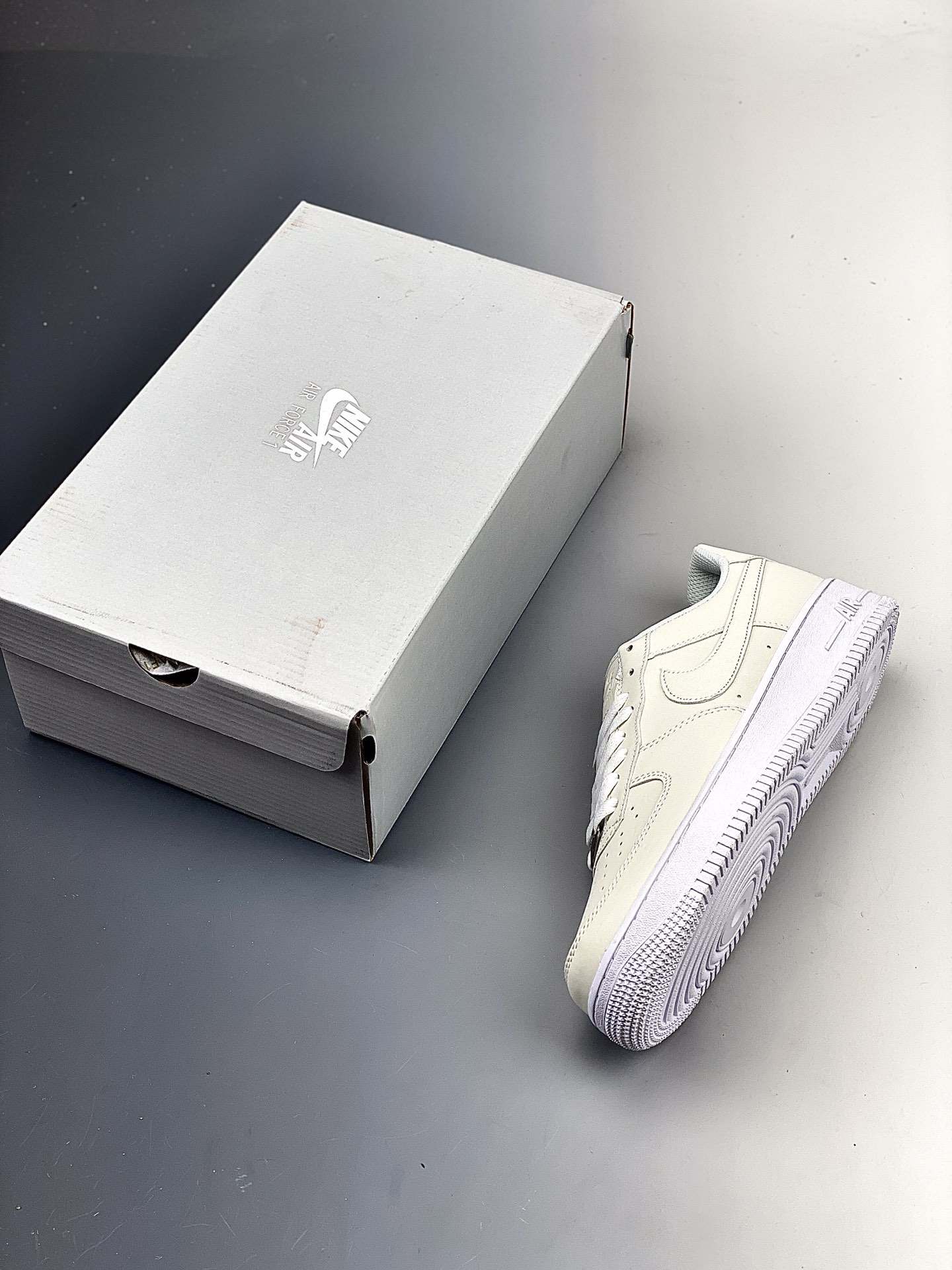 200    Nike Air Force 1 空军一号低帮运动休闲板鞋 DC2062-100
