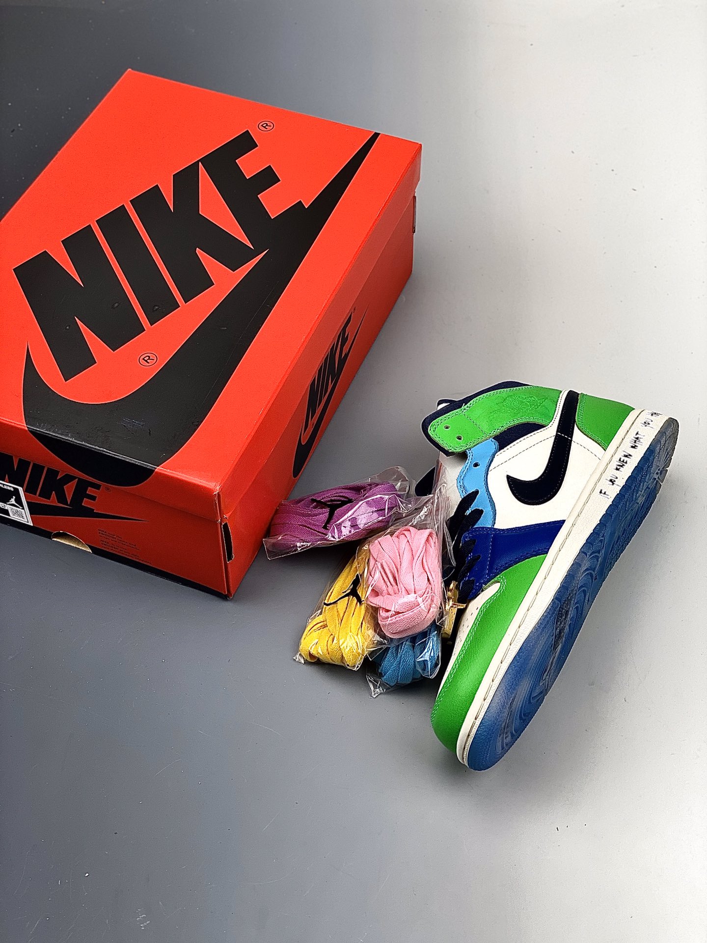 福利200  原装头层皮革 内置缓震气垫  Nike Air Jordan 1 MID SE  乔1 中帮 CQ7629-100