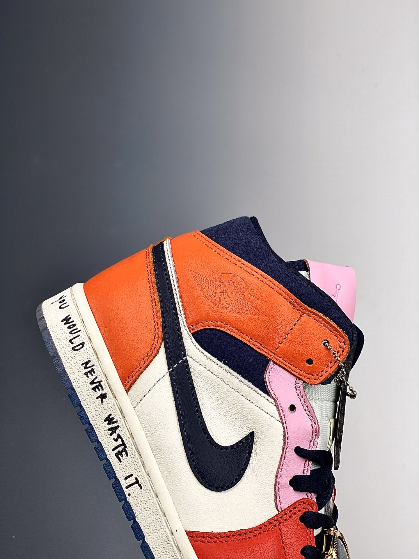 福利200  原装头层皮革 内置缓震气垫  Nike Air Jordan 1 MID SE  乔1 中帮 CQ7629-100